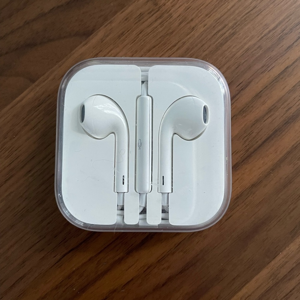 Apple EarPods NIB with remote and mic, 3.5mm audio jack